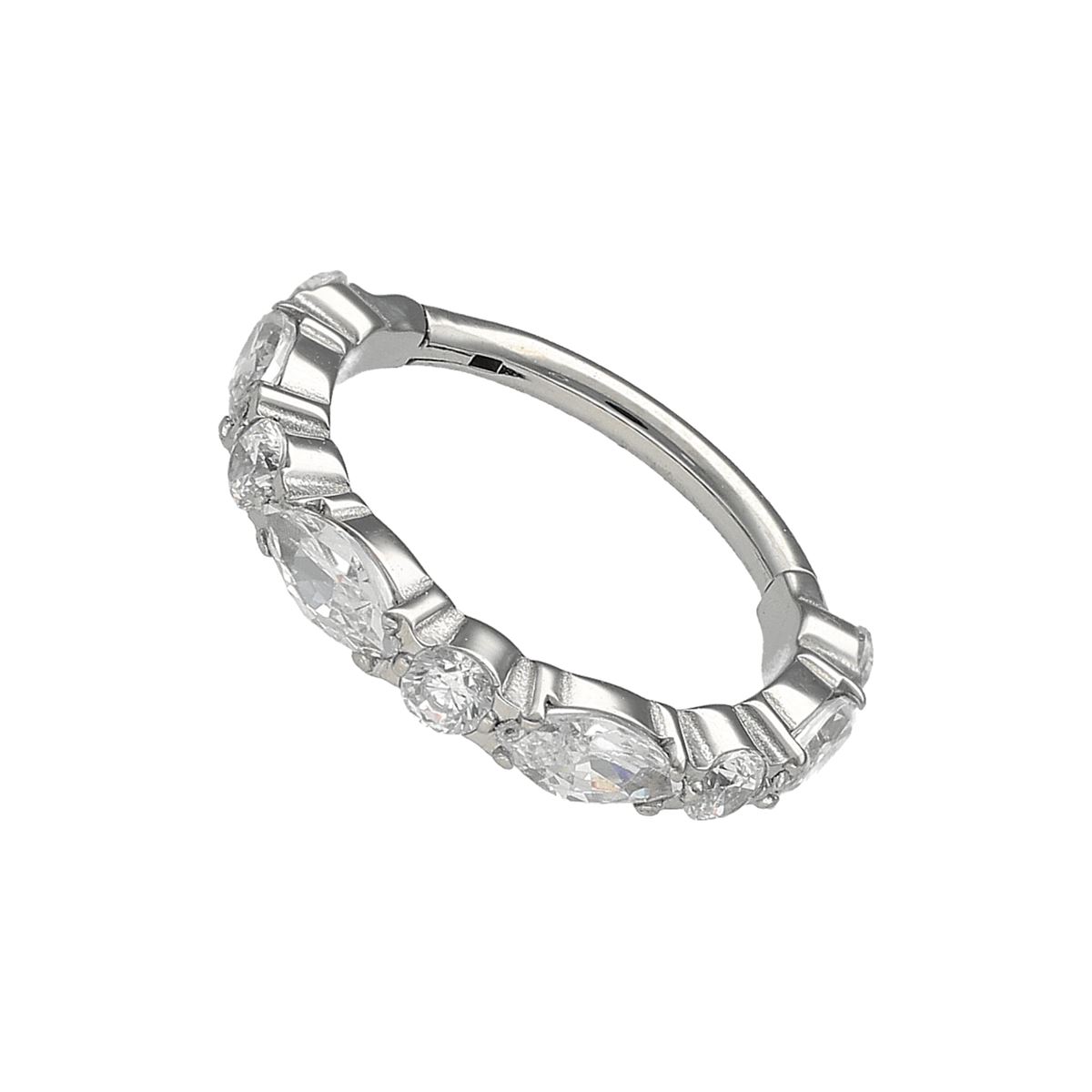 Segmentring/clicker in chirurgisch staal bedekt met witte kristallen